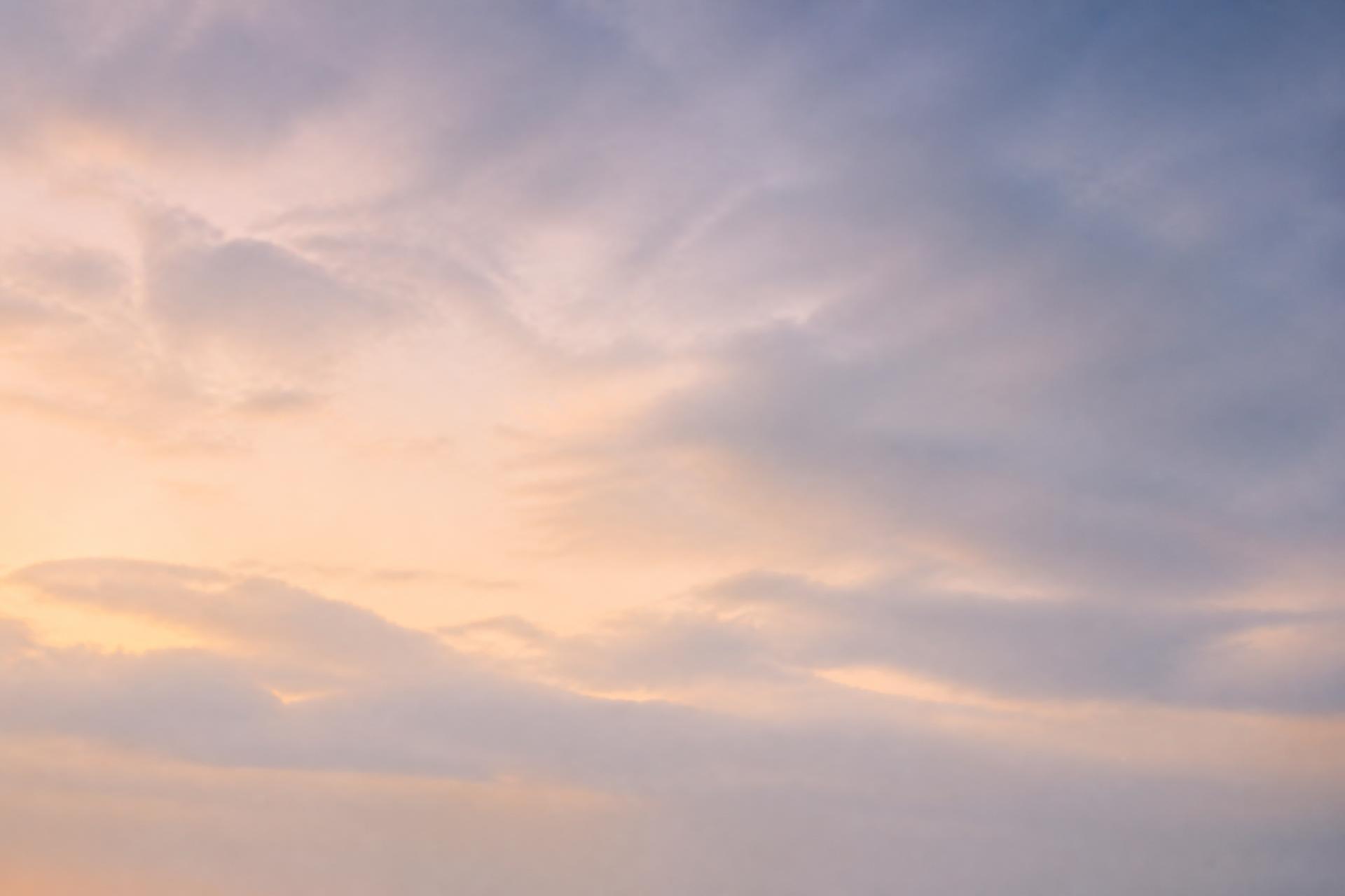 Céu com camadas de nuvem ao primeiro sol, sem elementos em primeiro plano